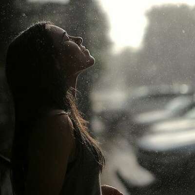 जिन नयनों में हों दर्द के साये, उसे बदरा सावन के कैसे भाये।