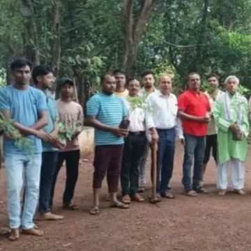 एक पेड़ शहीदों के नाम