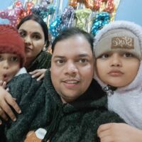 रिश्ते नाते वो मुझसे......, सभी तोड़ कर।