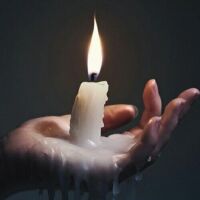 मोमबत्तियां और तस्वीर