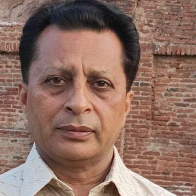 *मुझे गाँव की मिट्टी,याद आ रही है*