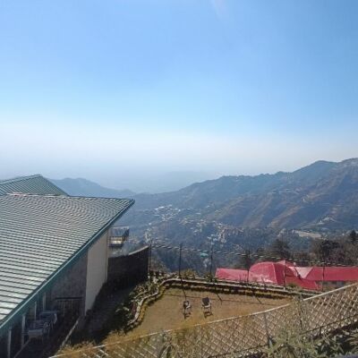 ख्वाहिशों में बसा वो घर, अब अजनबी सा लगता है,