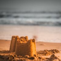 सिन्दूरी सांझ की रेत पर, एक तन्हा घरौंदा बिलख रहा,