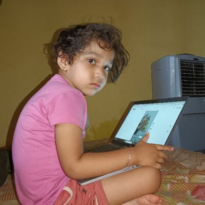 स्क्रीन में गुम होता बचपन