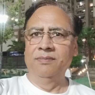 वो बस सपने दिखाए जा रहे हैं।