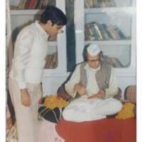 *श्री विष्णु प्रभाकर जी के कर - कमलों द्वारा मेरी पुस्तक 