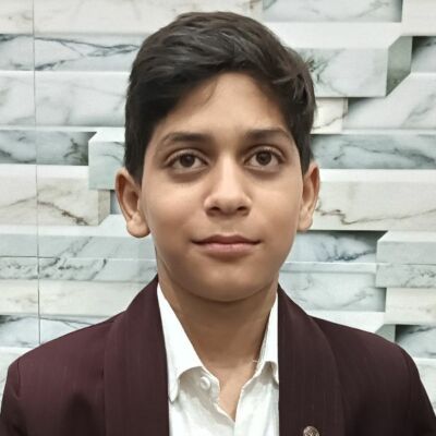 हमें तो पहले उसे होशियार करना है