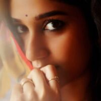 रात ओढ़े फूलों-सी