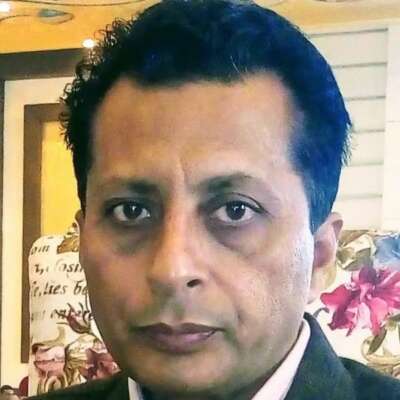 *कुल मिलाकर आदमी मजदूर है*