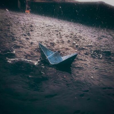 संदली सी सांझ में, ज़हन सफ़ेद-कागज़ के नाव बनाये।