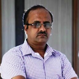 किसी की किस्मत संवार के देखो