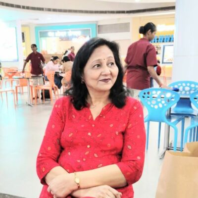 नज़र  से मय मुहब्बत की चलो पीते पिलाते हैं