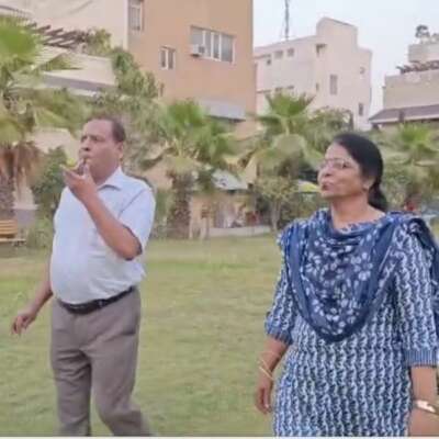 *चम्मच पर नींबू रखा, डंडी मुॅंह में थाम*