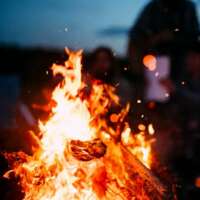 हाथों को मंदिर में नहीं, मरघट में जोड़ गयी वो।