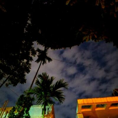 हाँ, ये आँखें अब तो सपनों में भी, सपनों से तौबा करती हैं।