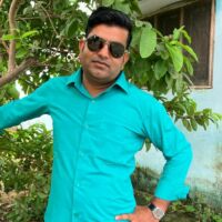 मैं खड़ा किस कगार