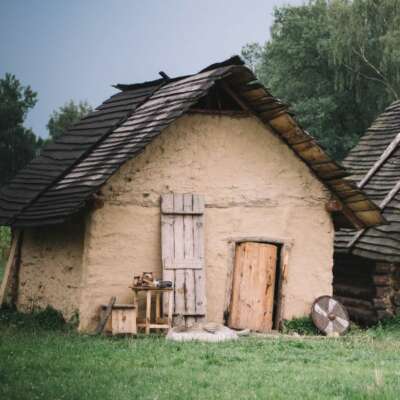 वो चुप सी दीवारें