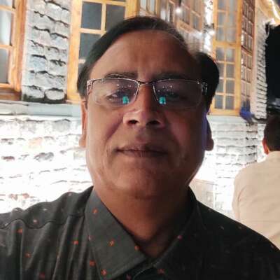 यूं तो लगाए रहता है हर आदमी छाता।