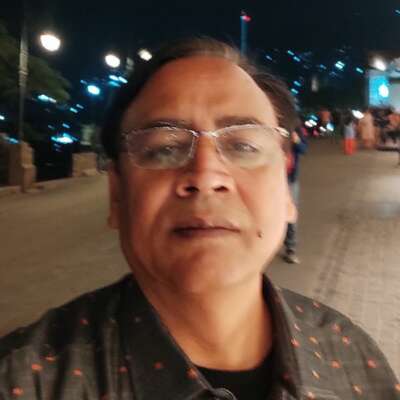 एक दूजे के लिए हम ही सहारे हैं।