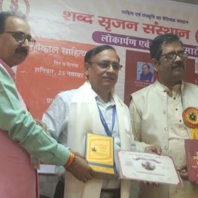 शायरों के साथ ढल जाती ग़ज़ल।