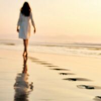 ये ज़िंदगी हमेशा, दो राहों पर लाकर भटकाती है,