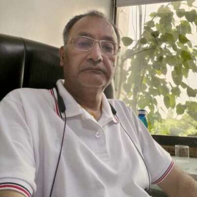 तर्जनी आक्षेेप कर रही विभा पर