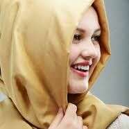 नूर ए मुजस्सम सा चेहरा है।