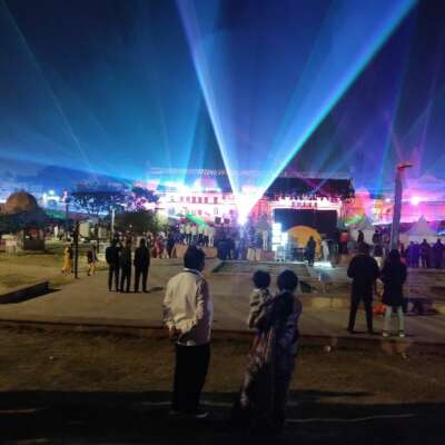 * जिन्दगी में *