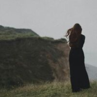 तुम सफर उजालों का करो, मुझे अंधेरों में खो जाने दो,