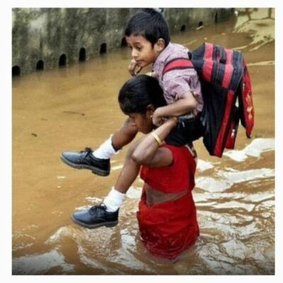 जल धारा में चलते चलते,