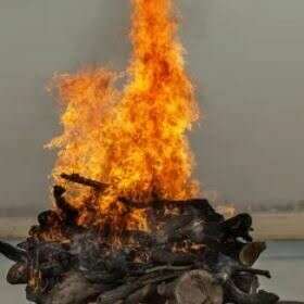 कितना दर्द सिमट कर।