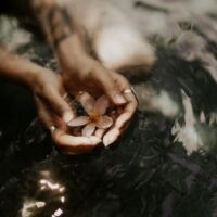 ठहरी हुई सी जिंदगी, और ये खानाबदोश एहसास,