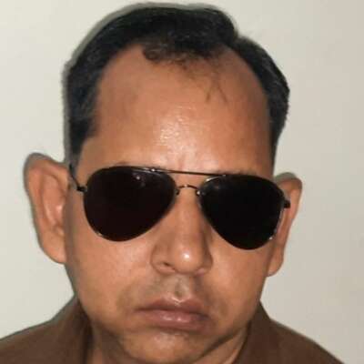 लिखता जा रहा है वह