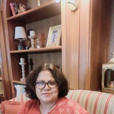 'युद्ध की अरघनी टटोलता स्त्री का प्रेम'