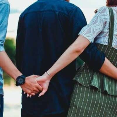 अब वो किसी और से इश्क़ लड़ाती हैं