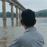 झील किनारे