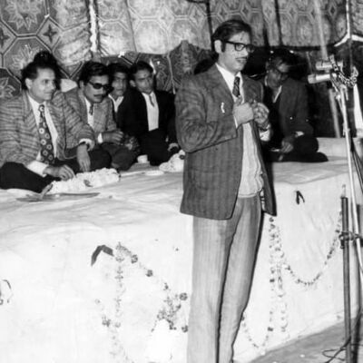 Shankarlal Dwivedi passionately recites his poetry, with distinguished literary icons like Som Thakur and others gracing the stage in support