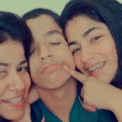 वह है बहन।