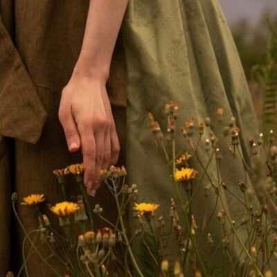 भीड़ में खोयी आँखों को, एक चेहरा पहचाना दिख जाना,