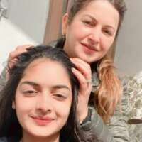 दौलत बड़ी या मां का दुलार !