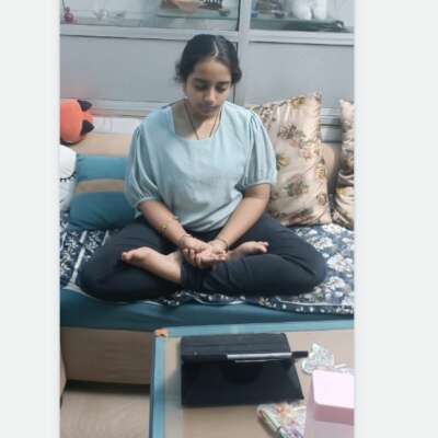 प्रतिभाशाली बाल कवयित्री *सुकृति अग्रवाल* को ध्यान लगाते हुए