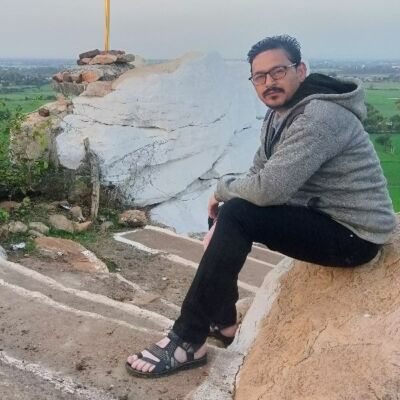 नीर के तीर पर पीर को देखें अखियां...