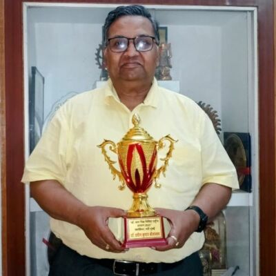 तिरछी निगाहों से वो,