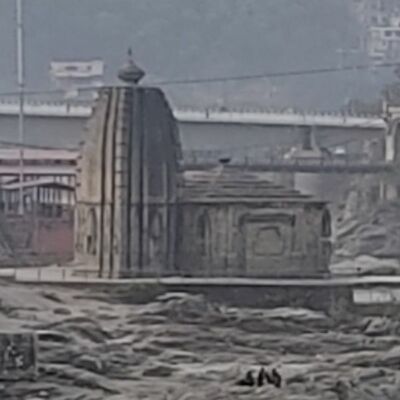 खिलखिलाती नहीं है