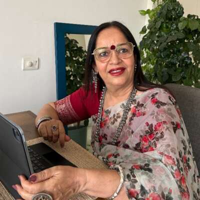 अपने ही  में उलझती जा रही हूँ,