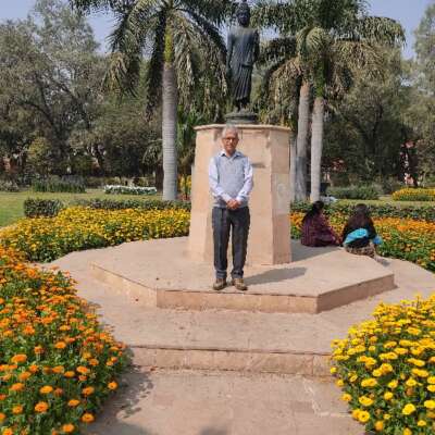 * खूबसूरत इस धरा को *