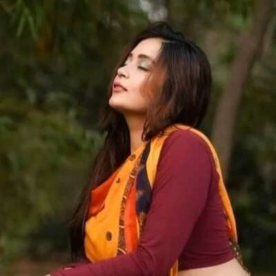 एक घर मे दो लोग रहते है