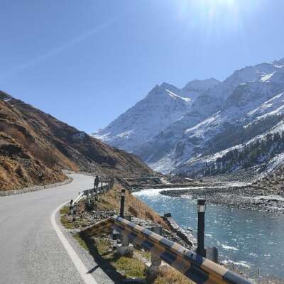 * धरा पर खिलखिलाती *