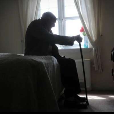 लाखों सवाल करता वो मौन।