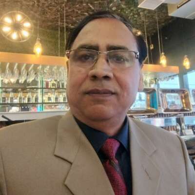 पेड़ पौधे फूल तितली सब बनाता कौन है।